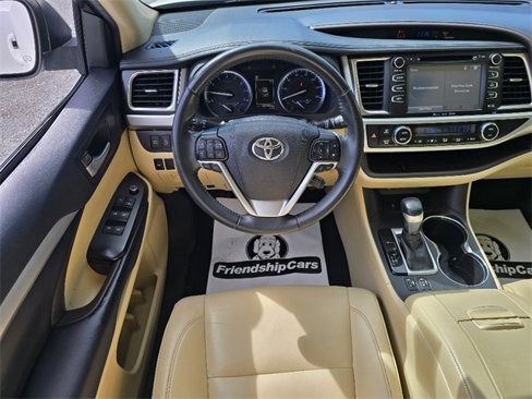 Used 2019 Toyota Highlander XLE image 3