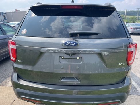 Used 2017 Ford Explorer XLT w/ Equipment Group 202A image 3