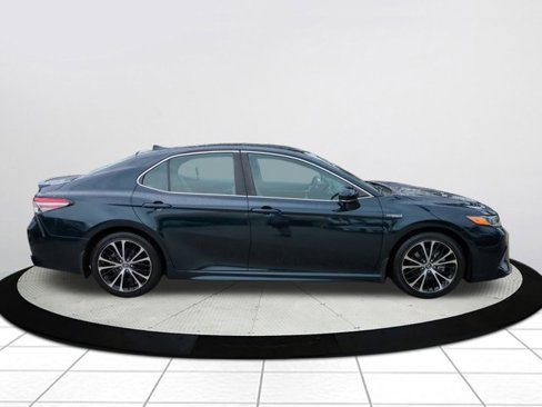 Used 2019 Toyota Camry SE image 2