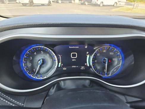Used 2024 Chrysler Pacifica Touring-L image 27