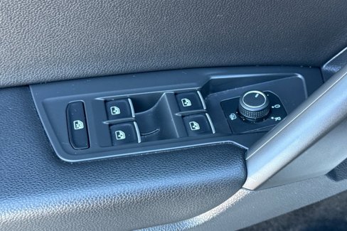 Used 2021 Volkswagen Tiguan SE image 12
