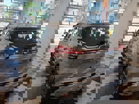 Used 2022 Nissan Kicks SV image 3