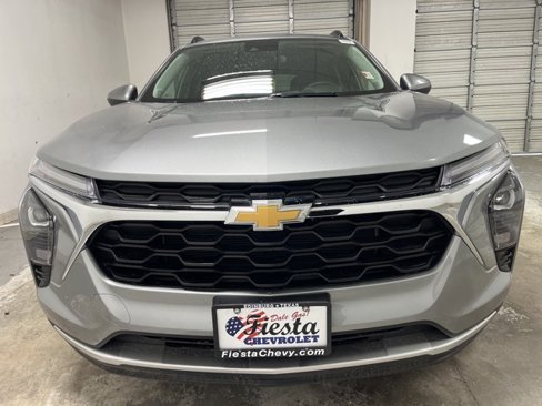 Used 2024 Chevrolet Trax LT w/ LT Convenience Package image 6