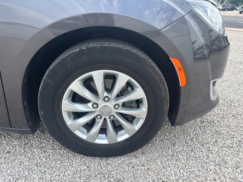 Used 2018 Chrysler Pacifica Touring-L image 16