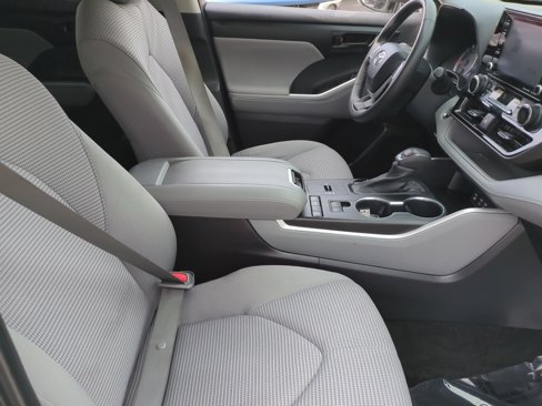 Used 2022 Toyota Highlander LE image 19