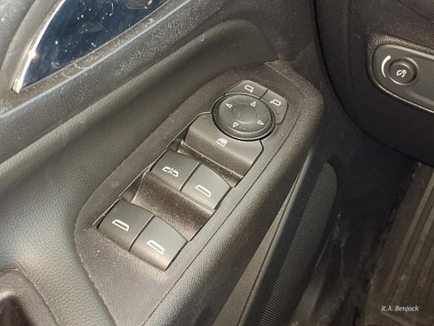 Used 2018 Chevrolet Equinox LT image 38