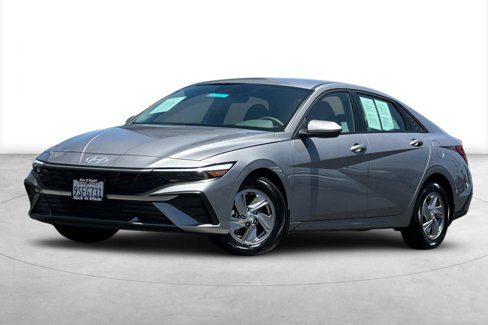 Certified 2025 Hyundai Elantra SE image 2
