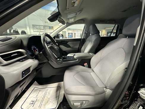 Used 2021 Toyota Highlander LE image 8
