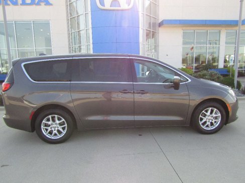 Used 2017 Chrysler Pacifica Touring image 4