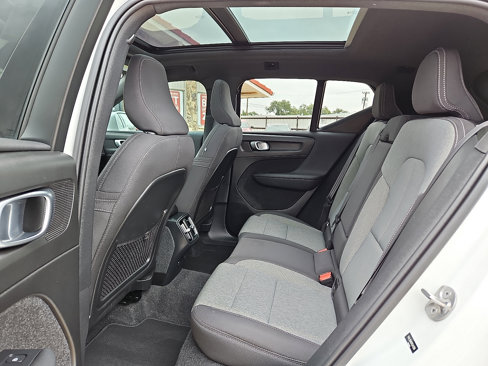 Used 2024 Volvo XC40 B5 Core image 11