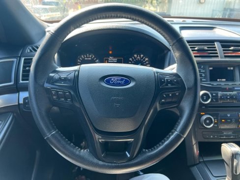 Used 2017 Ford Explorer XLT image 11