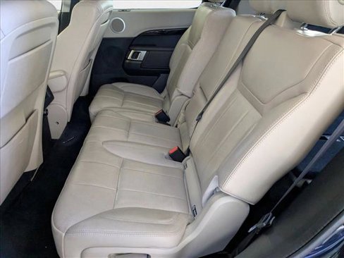 Used 2019 Land Rover Discovery SE image 18