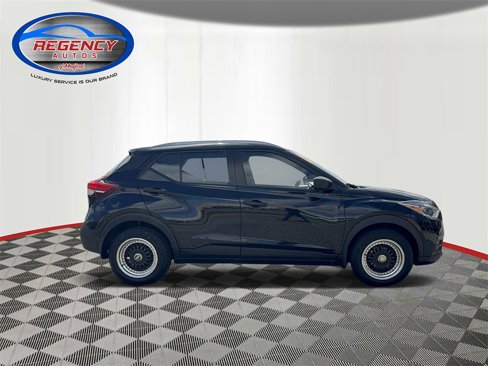 Used 2019 Nissan Kicks S image 3