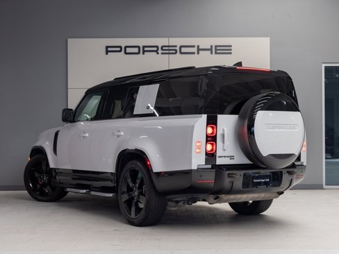 Used 2023 Land Rover Defender 130 X-Dynamic SE image 3