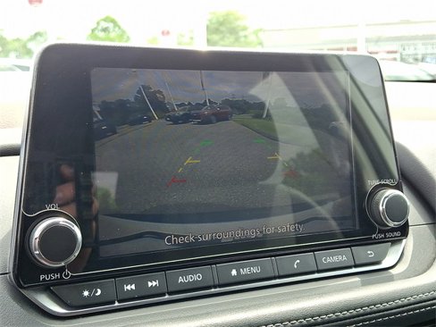 Used 2022 Nissan Rogue S image 17