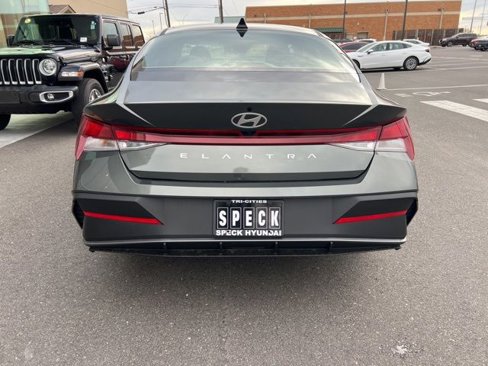 New 2025 Hyundai Elantra SE image 18