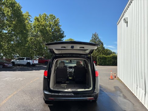 Used 2017 Chrysler Pacifica Touring-L image 9