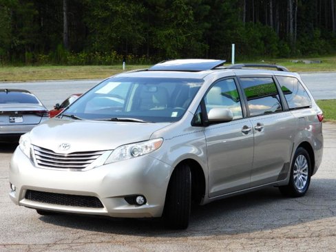 Used 2015 Toyota Sienna XLE image 9