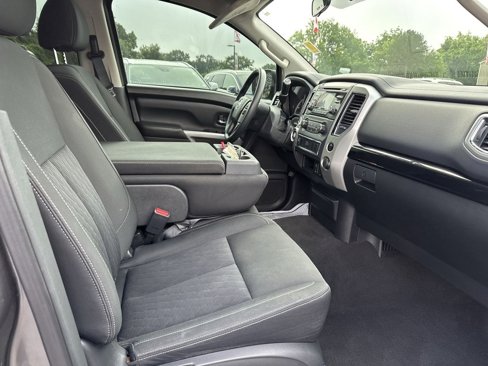 Used 2018 Nissan Titan SV image 30