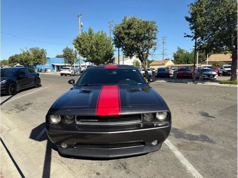 Used 2014 Dodge Challenger SXT image 2