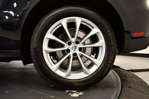 Certified 2025 Porsche Macan Turbo image 17