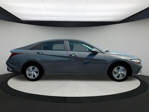 New 2025 Hyundai Elantra SE image 9