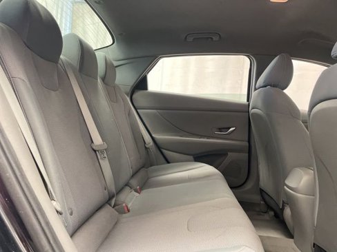 Used 2021 Hyundai Elantra SE image 12