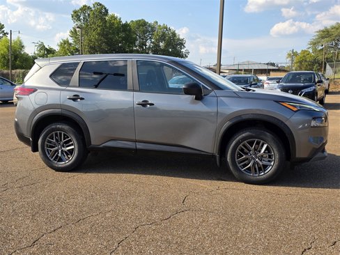 Used 2023 Nissan Rogue S image 2