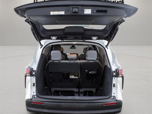 Used 2021 Toyota Sienna XLE image 14