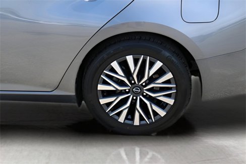 Used 2024 Nissan Altima 2.5 SV image 9