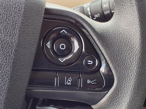 Used 2020 Toyota Prius LE image 18
