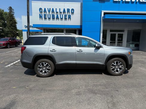 Used 2023 GMC Acadia SLT w/ Preferred Package image 3