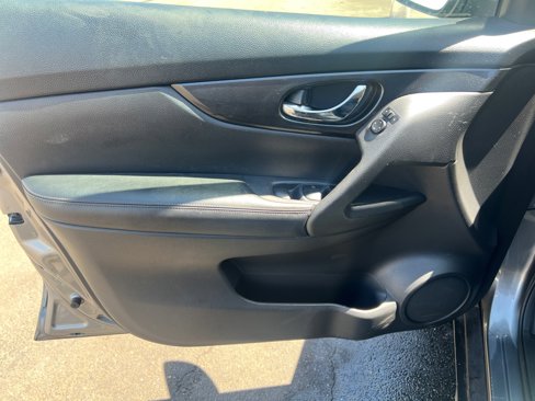 Used 2018 Nissan Rogue S image 19