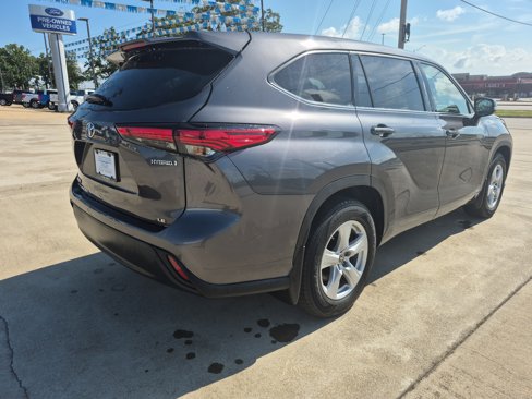 Used 2021 Toyota Highlander LE image 3