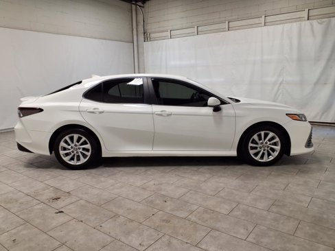 Used 2021 Toyota Camry LE image 10