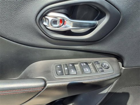 Used 2019 Jeep Cherokee Trailhawk w/ Cold Weather Group image 15