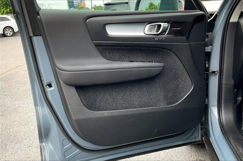 Used 2022 Volvo XC40 T5 Momentum image 18