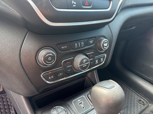 Used 2019 Jeep Cherokee Trailhawk w/ Comfort/Convenience Group image 23