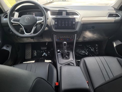 Used 2024 Volkswagen Tiguan SE image 32