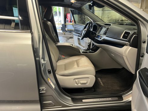 Used 2017 Toyota Highlander Limited image 32