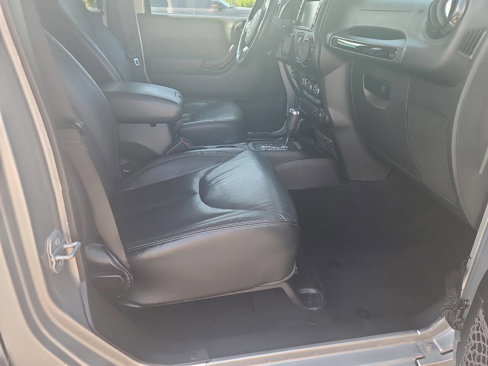 Used 2015 Jeep Wrangler Unlimited Sahara image 31