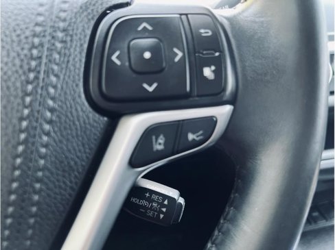 Used 2019 Toyota Highlander SE image 16