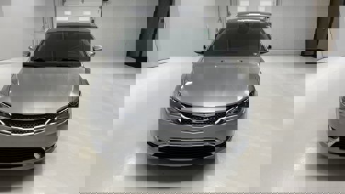 Used 2017 Chrysler 200 Limited Platinum w/ Comfort & Convenience Group image 3