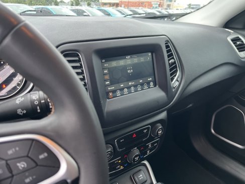 Used 2021 Jeep Compass Latitude image 24