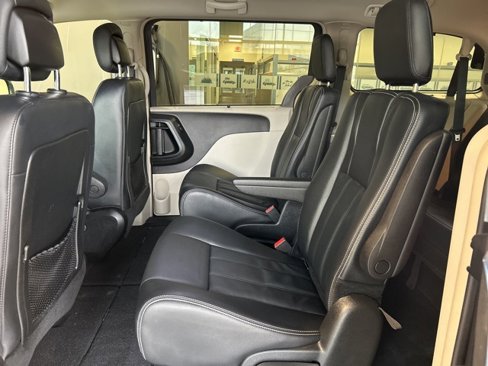Used 2014 Chrysler Town & Country Touring image 25