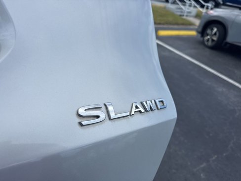 Used 2018 Nissan Rogue SL w/ Premium Package image 4