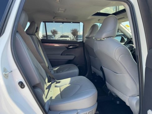 Used 2021 Toyota Highlander Limited image 13