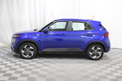 Used 2023 Hyundai Venue Limited image 32