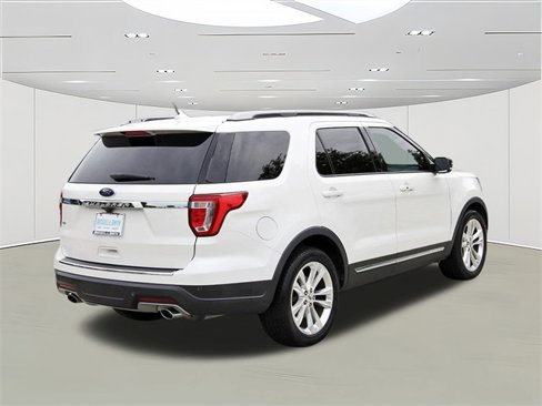Used 2018 Ford Explorer XLT w/ Equipment Group 202A image 3