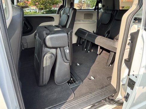Used 2019 Dodge Grand Caravan SXT image 16